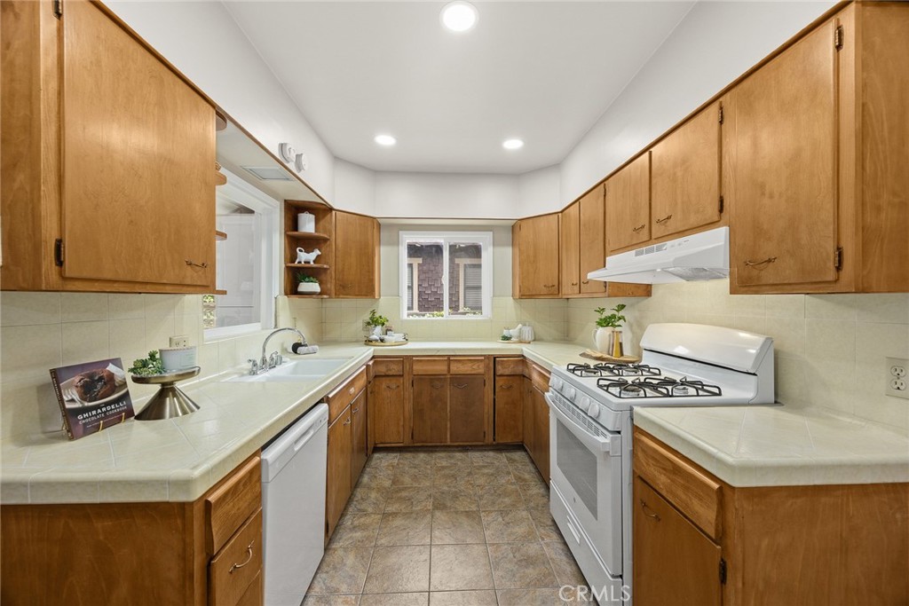 859 N Chester Avenue