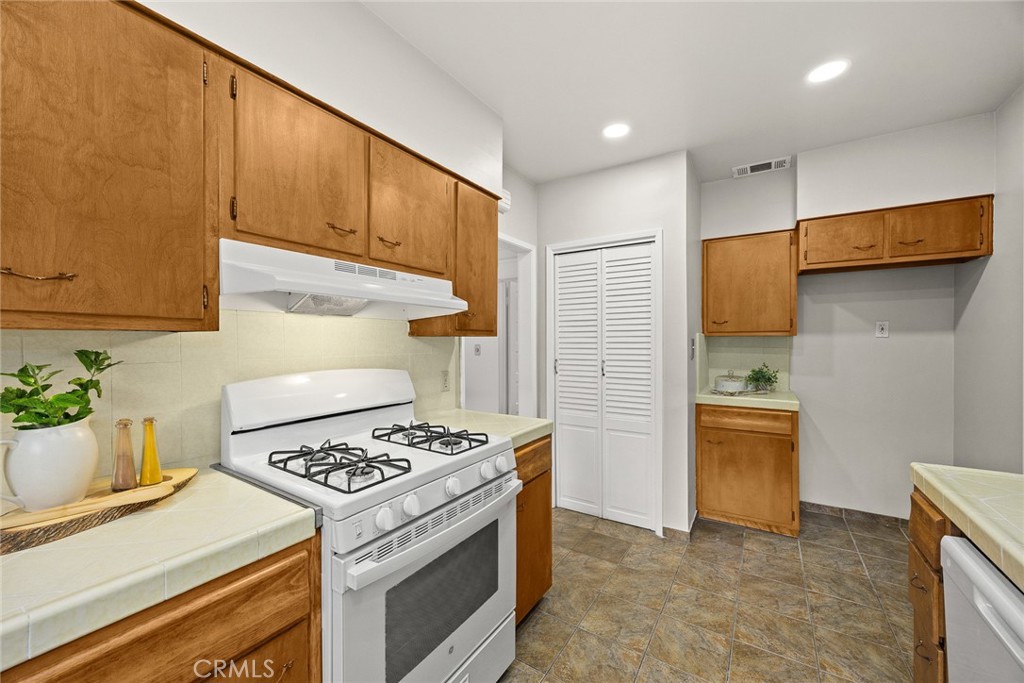 859 N Chester Avenue