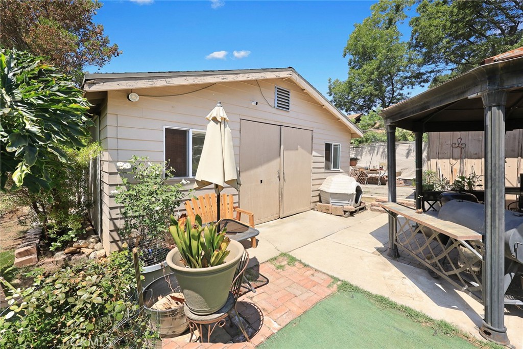 1190 N Wilson Avenue N