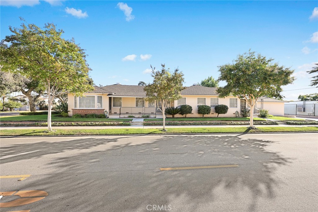 1047 N San Gabriel Avenue