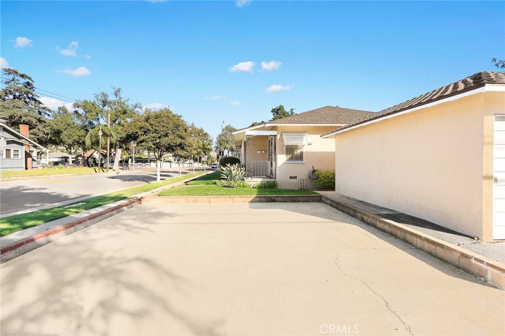 1047 N San Gabriel Avenue