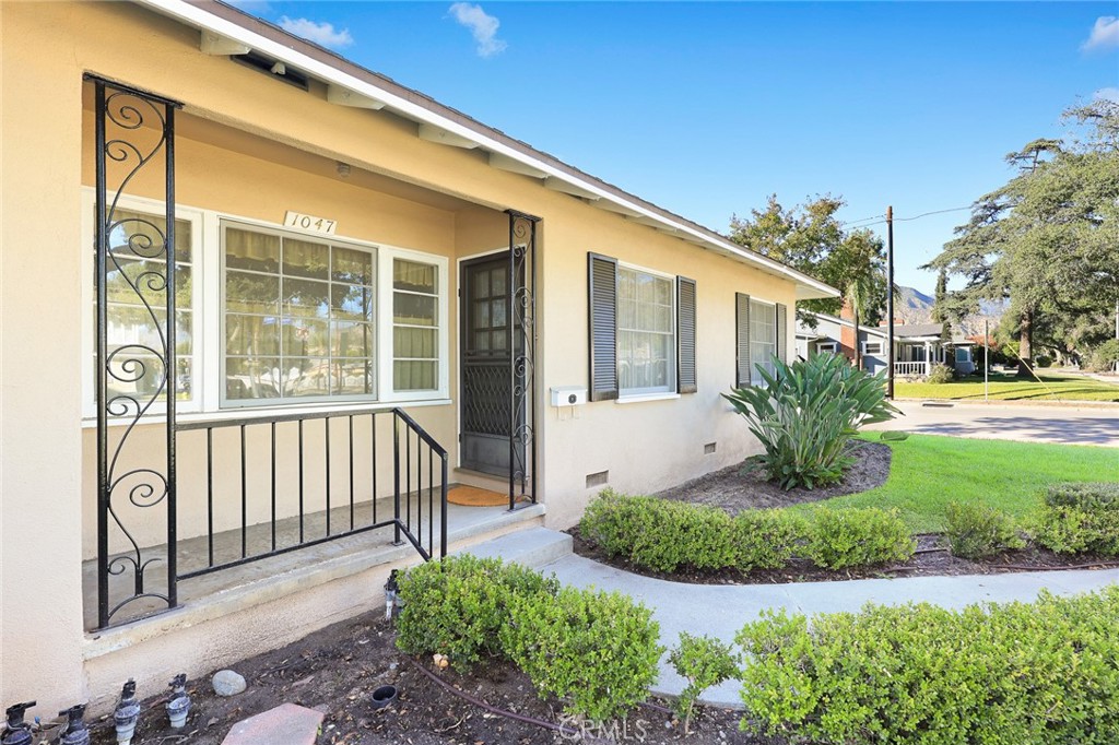 1047 N San Gabriel Avenue