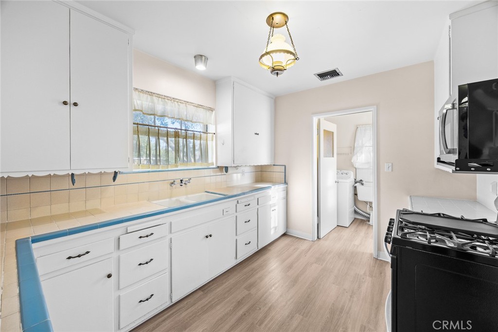 1047 N San Gabriel Avenue