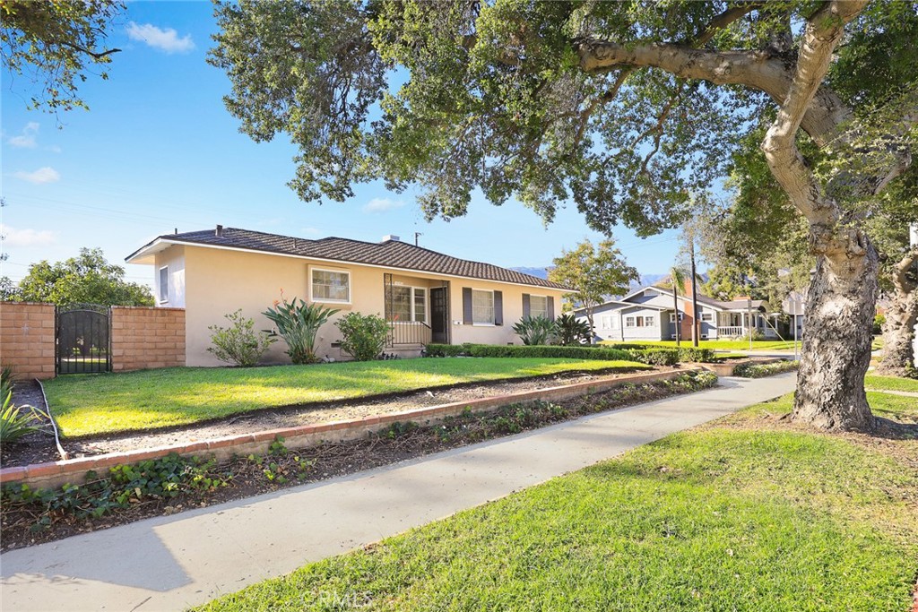 1047 N San Gabriel Avenue