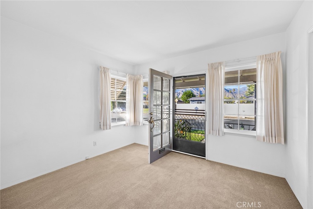 1047 N San Gabriel Avenue