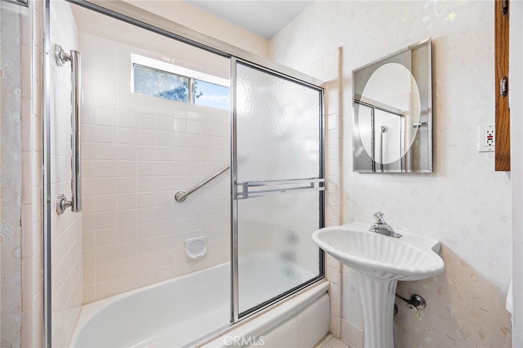 1047 N San Gabriel Avenue