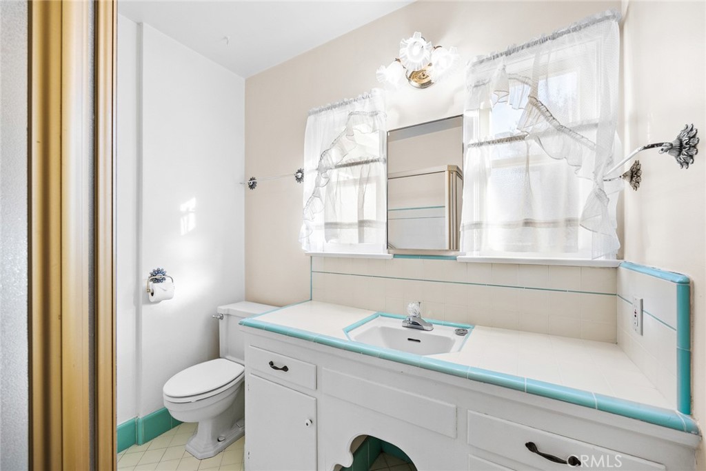 1047 N San Gabriel Avenue