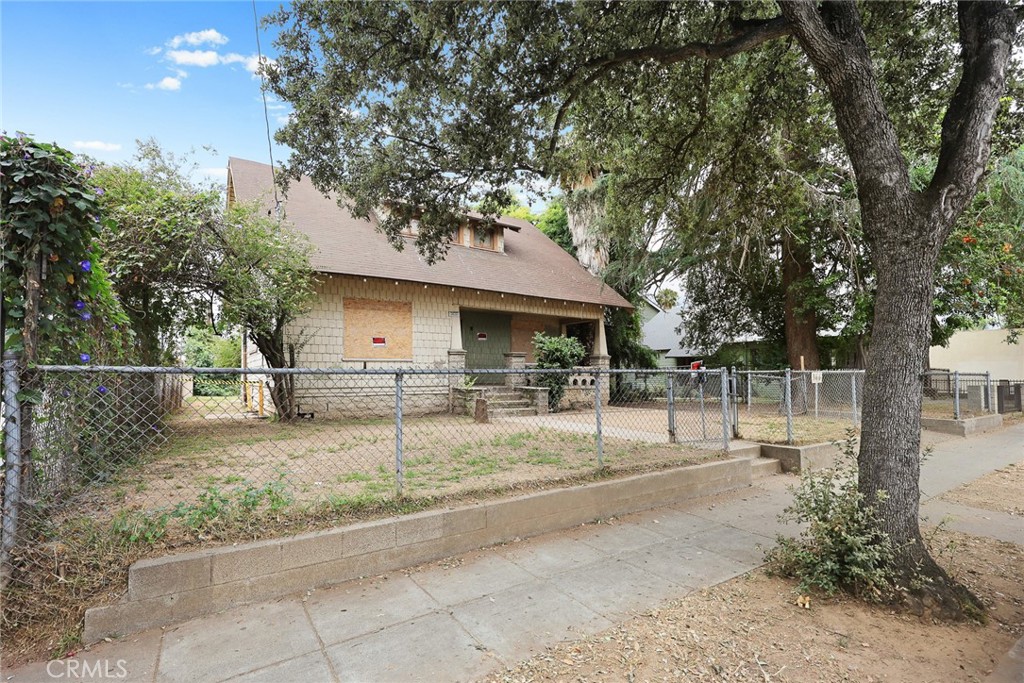 366 E Orange Grove