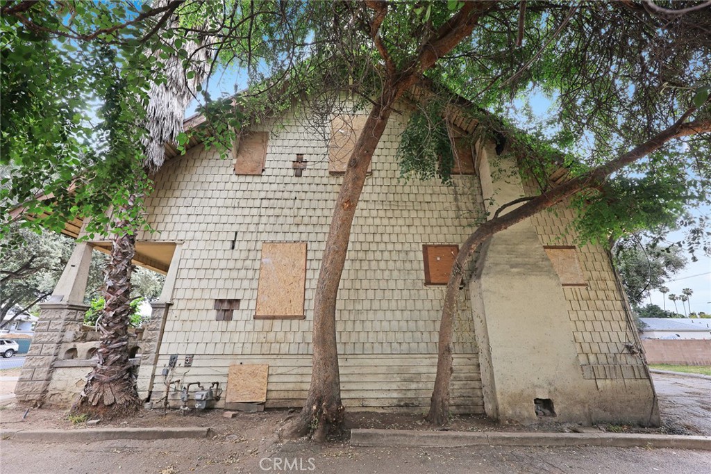 366 E Orange Grove
