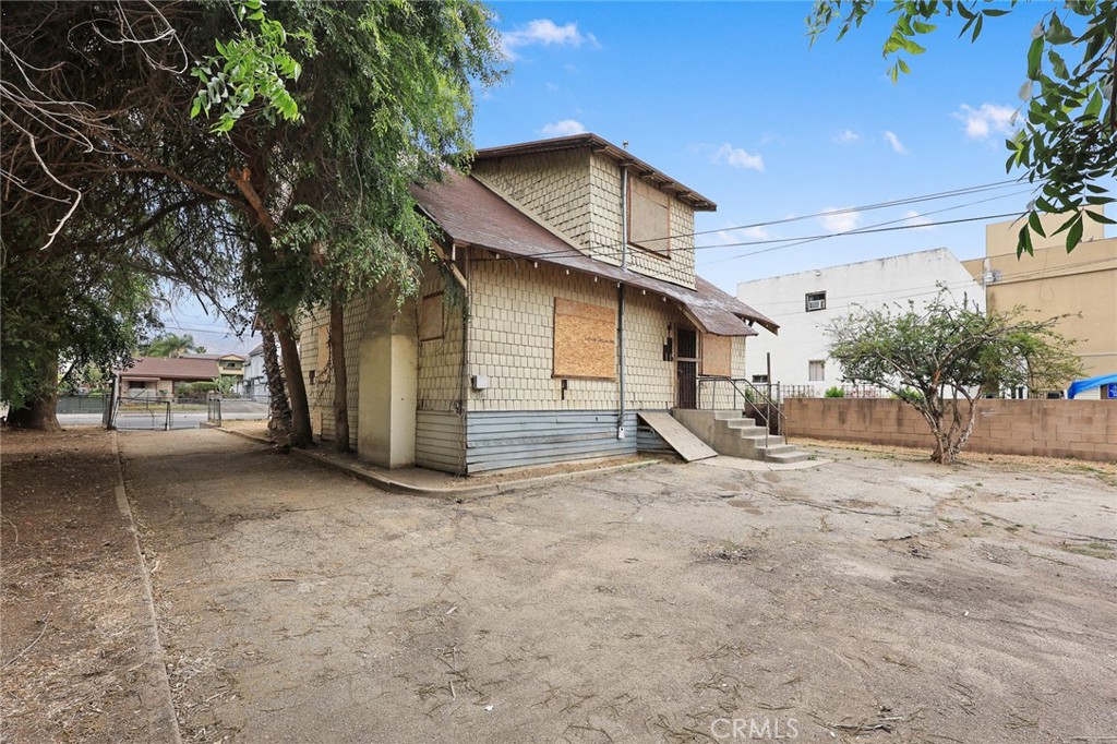366 E Orange Grove