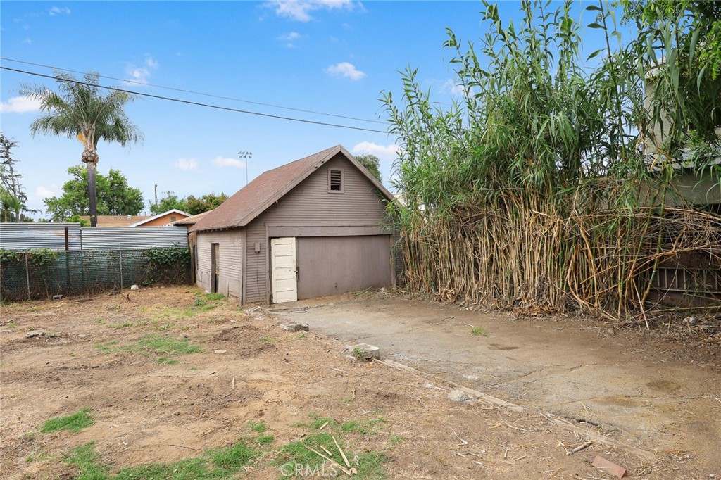 366 E Orange Grove