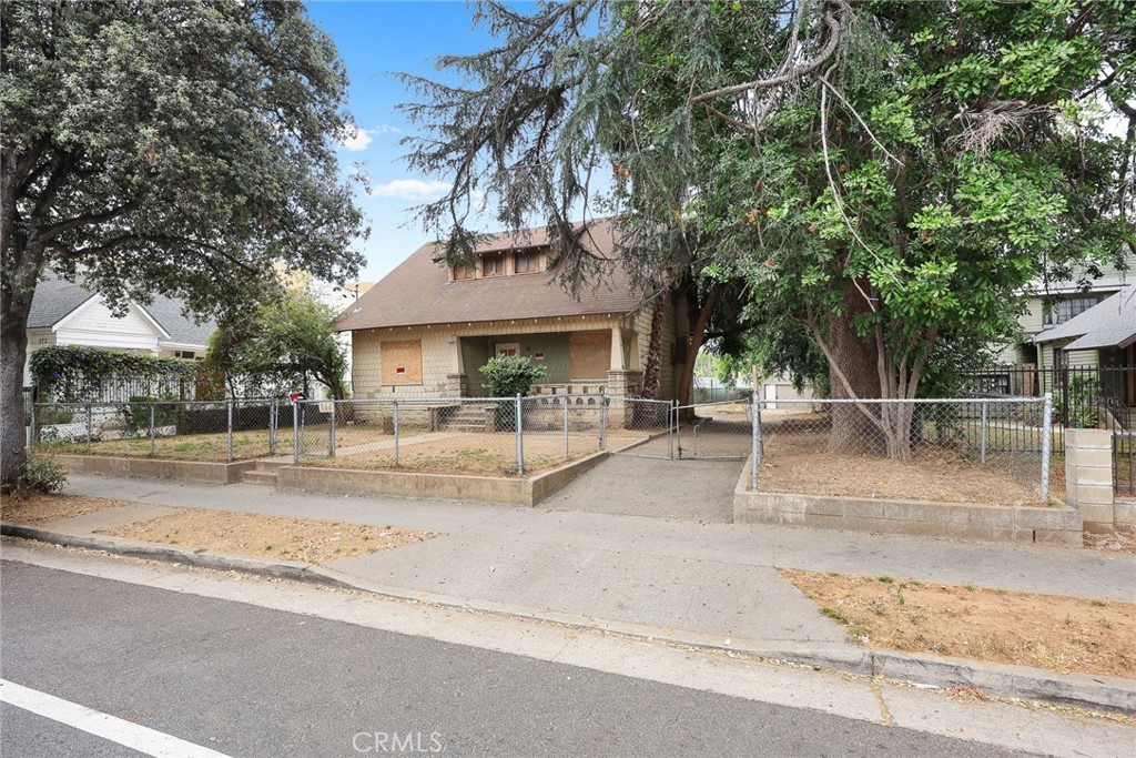 366 E Orange Grove