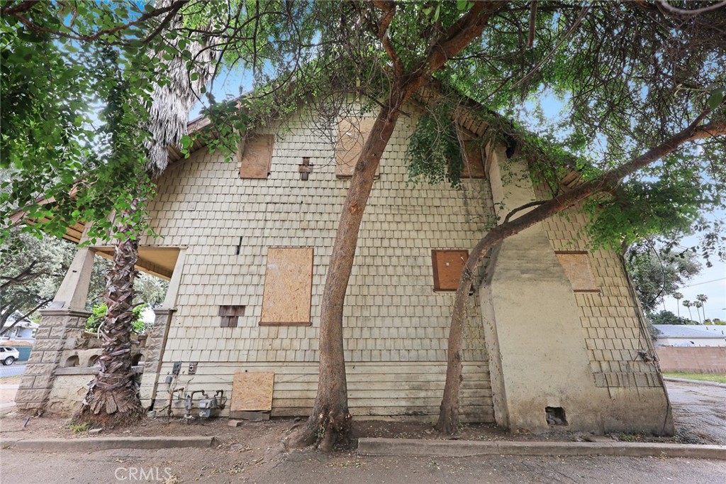 366 E Orange Grove