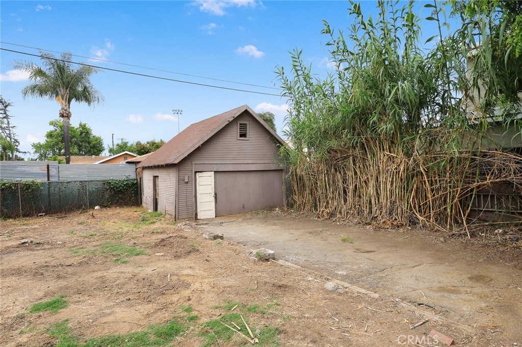 366 E Orange Grove