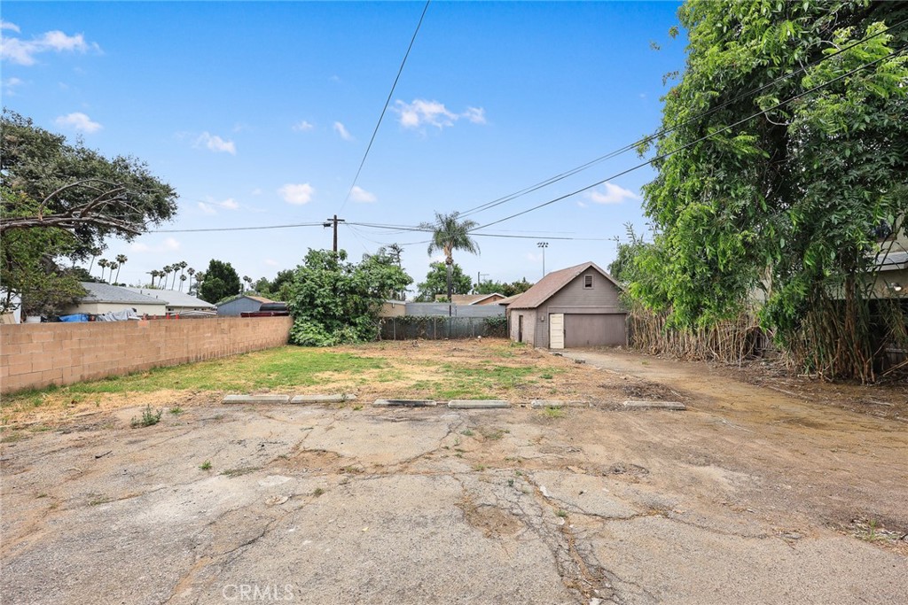 366 E Orange Grove