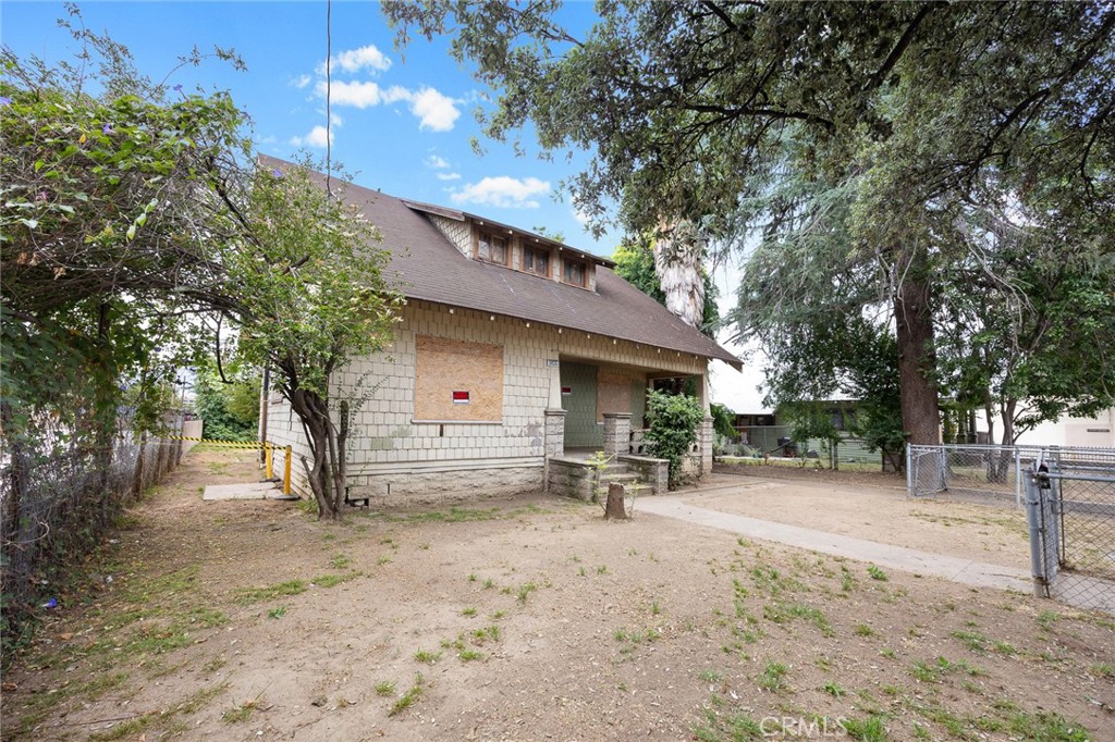 366 E Orange Grove