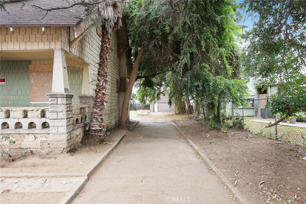 366 E Orange Grove