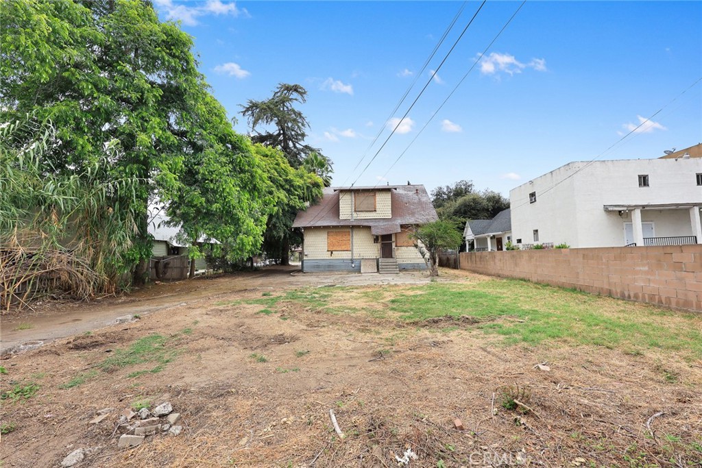 366 E Orange Grove