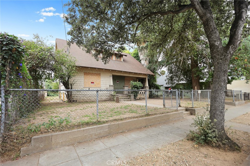 366 E Orange Grove