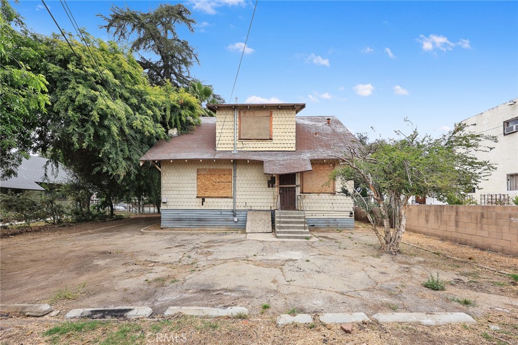 366 E Orange Grove