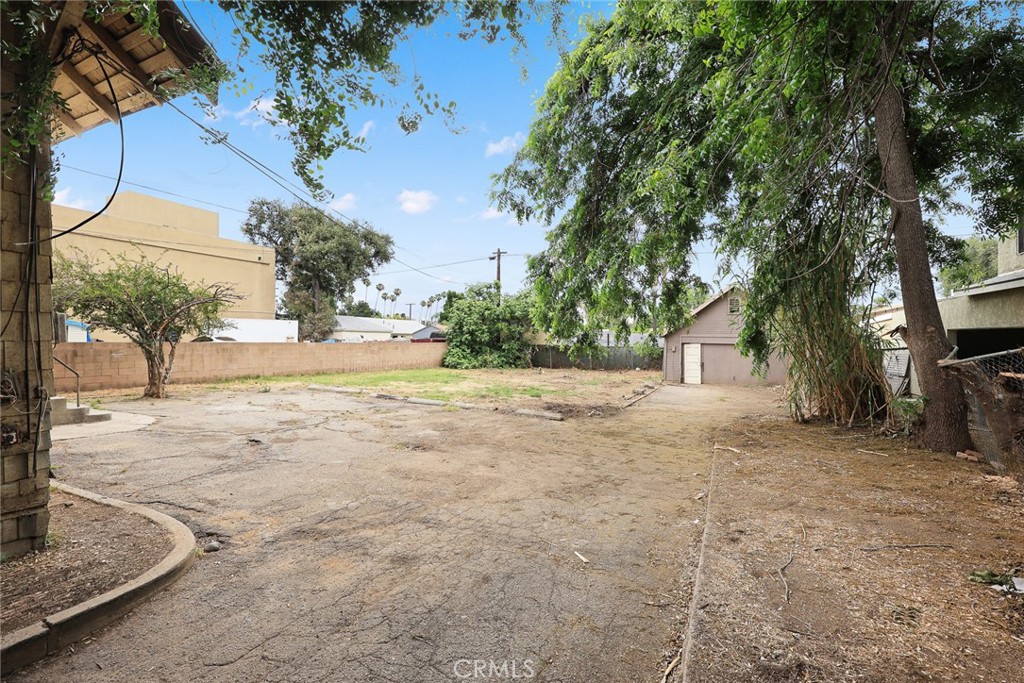 366 E Orange Grove