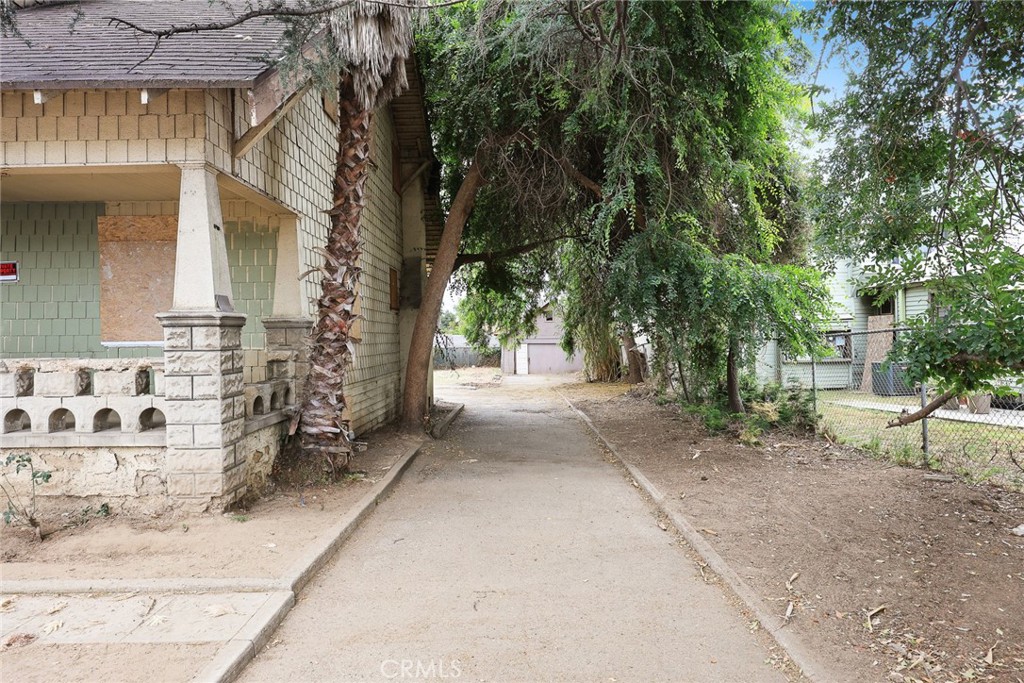 366 E Orange Grove