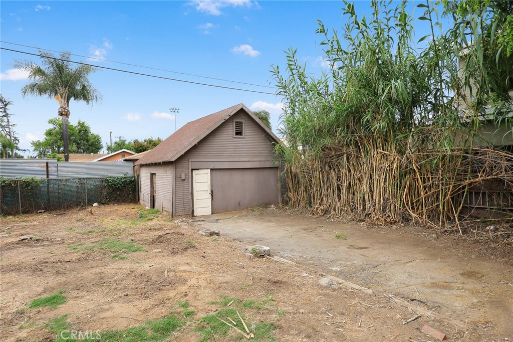 366 E Orange Grove