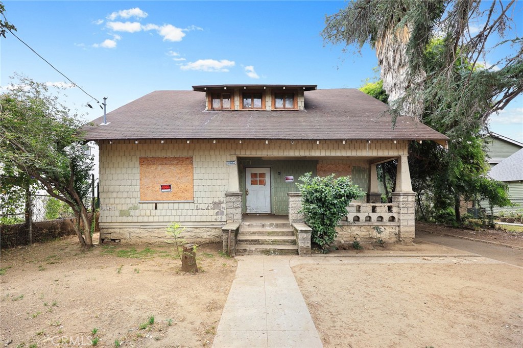 366 E Orange Grove