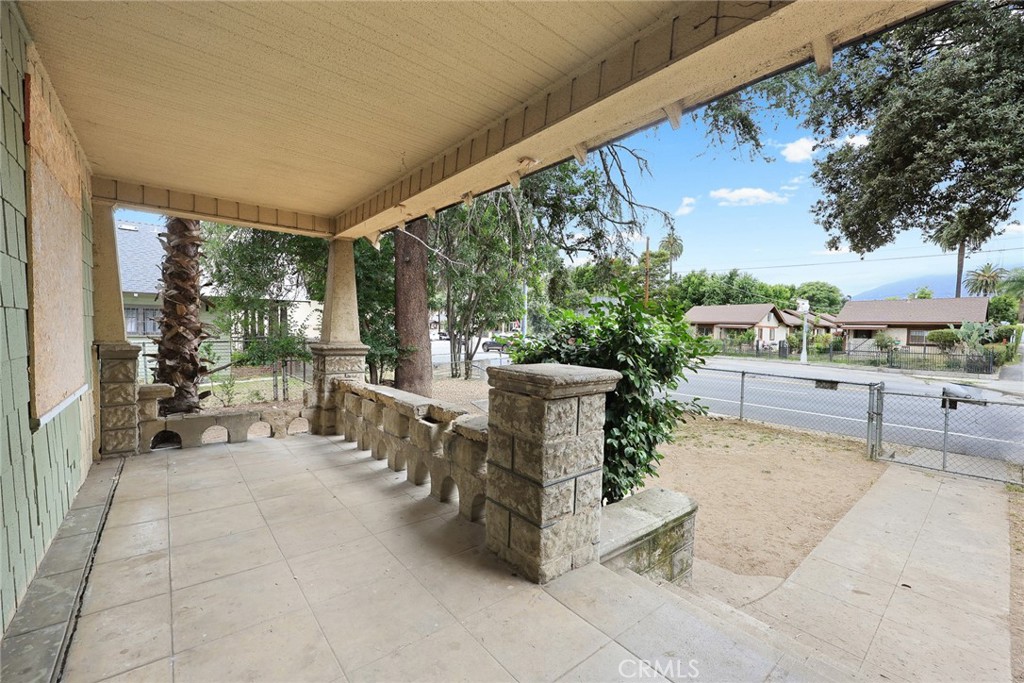 366 E Orange Grove