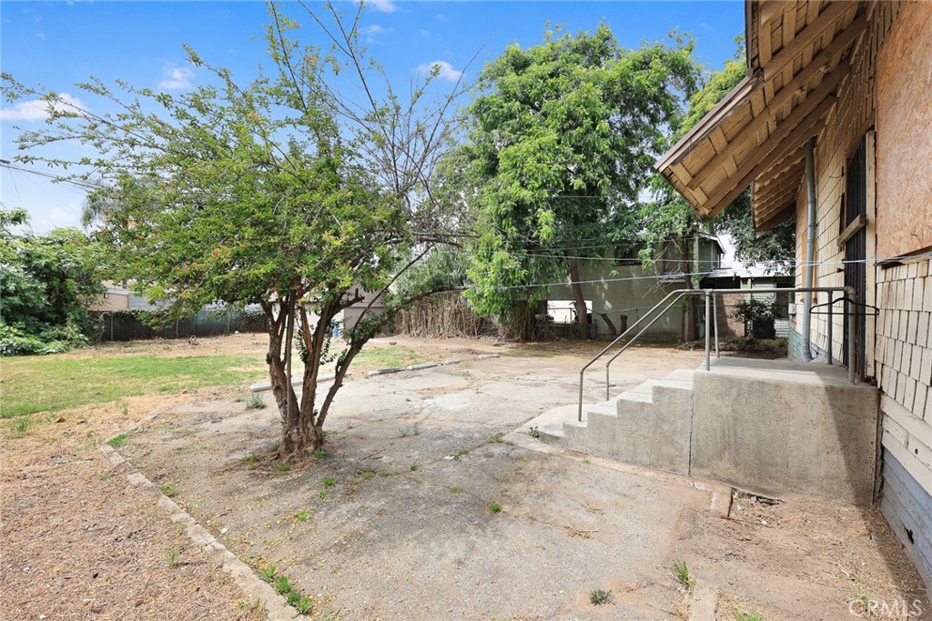 366 E Orange Grove