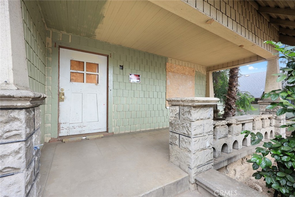 366 E Orange Grove