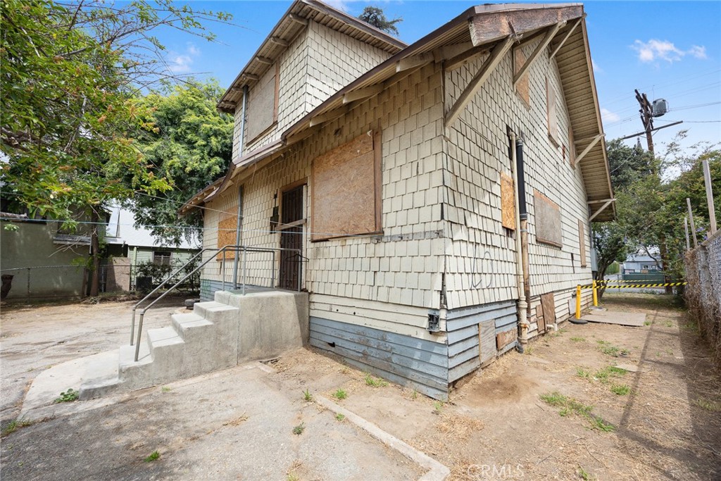 366 E Orange Grove