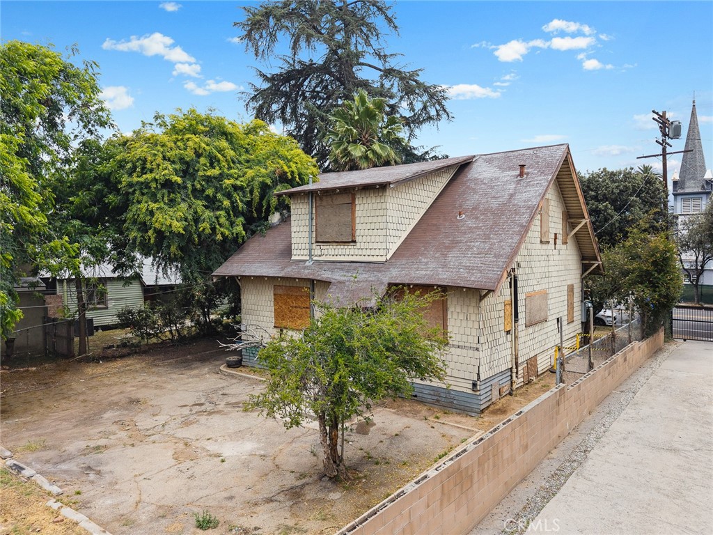 366 E Orange Grove