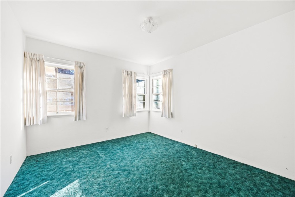 1047 N San Gabriel