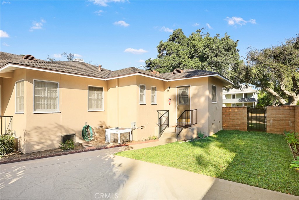 1047 N San Gabriel
