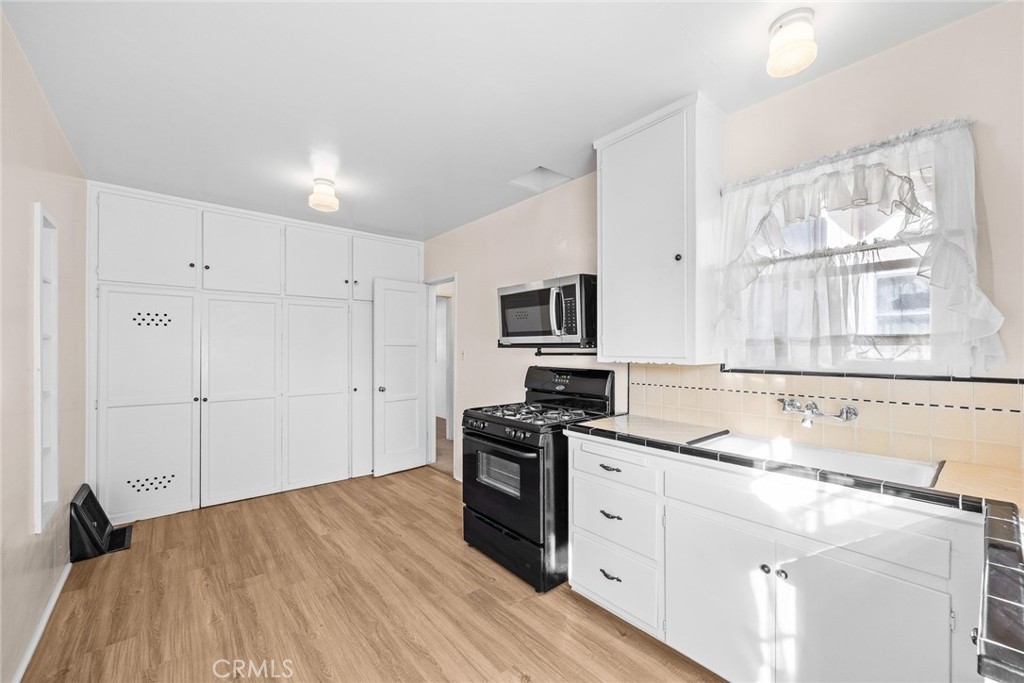 1047 N San Gabriel