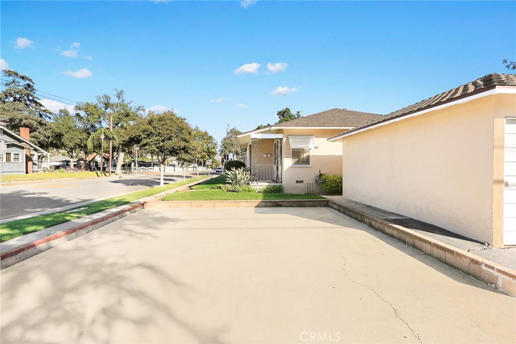 1047 N San Gabriel