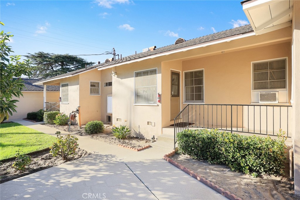 1047 N San Gabriel