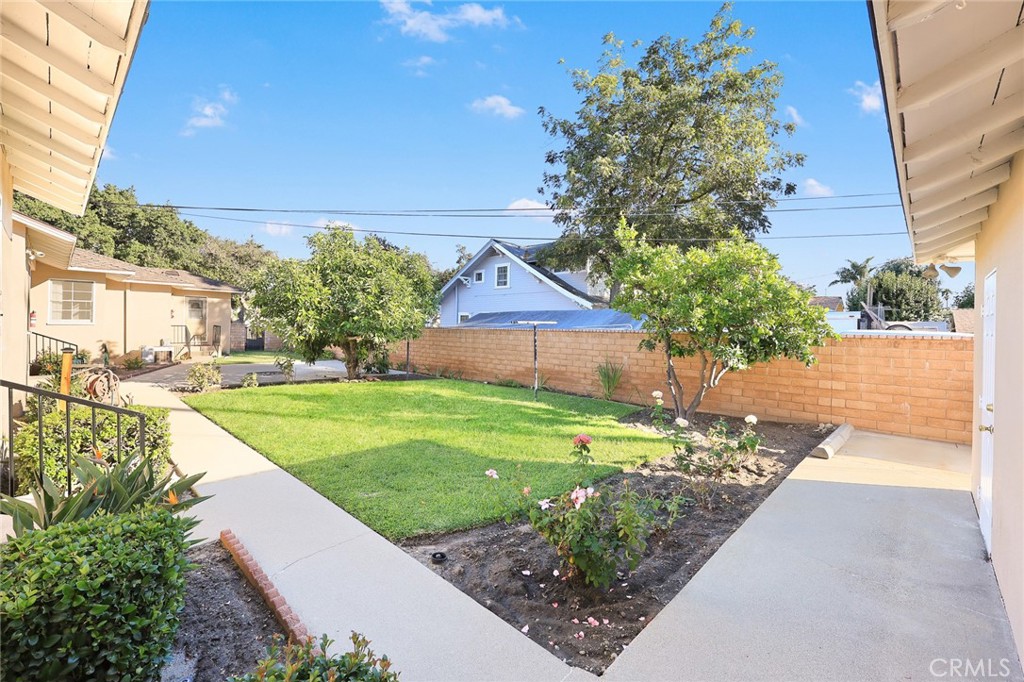 1047 N San Gabriel