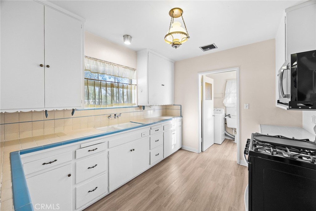 1047 N San Gabriel