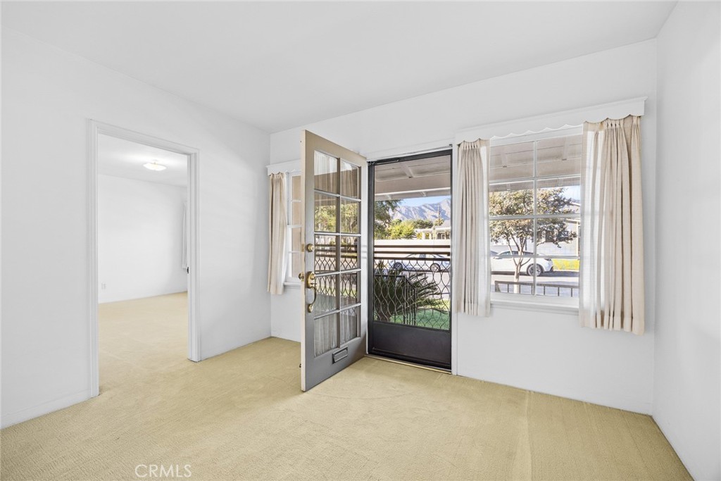 1047 N San Gabriel