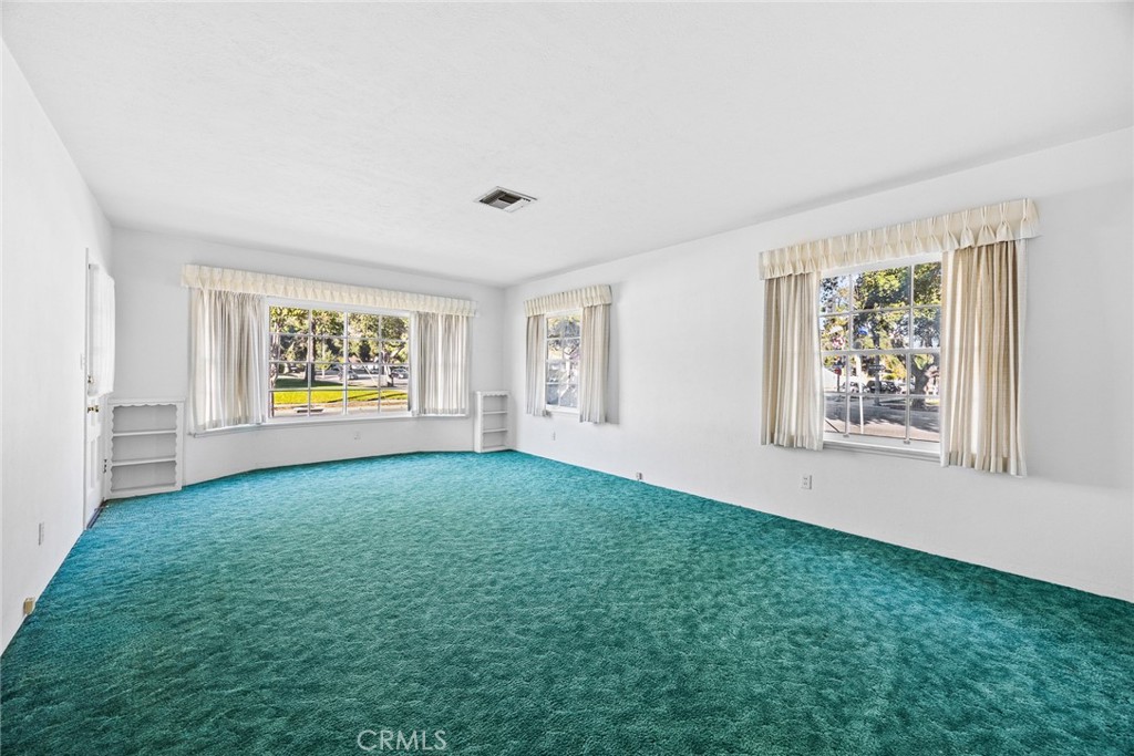 1047 N San Gabriel