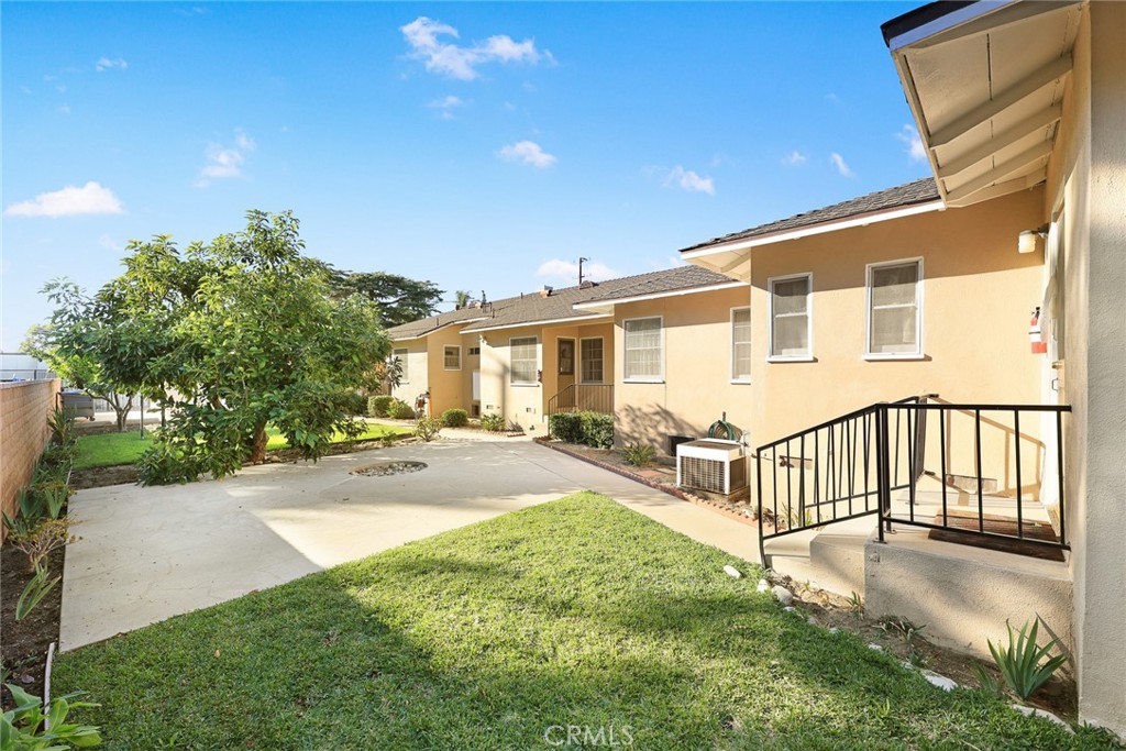 1047 N San Gabriel