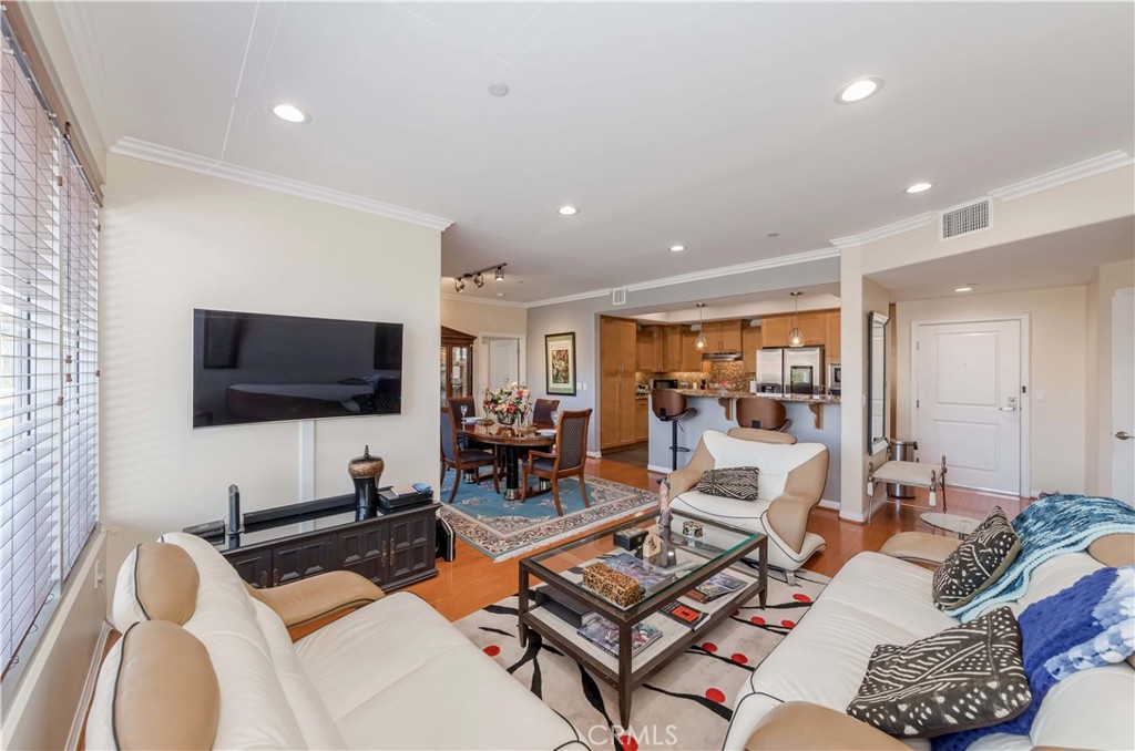 4821 Bakman Avenue 206