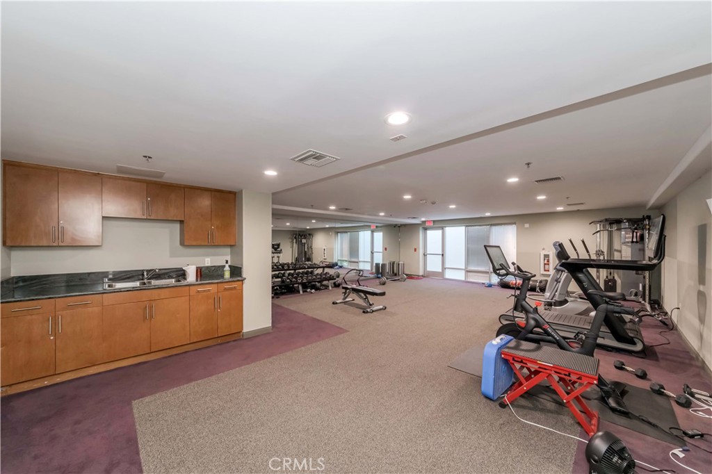 4821 Bakman Avenue 206