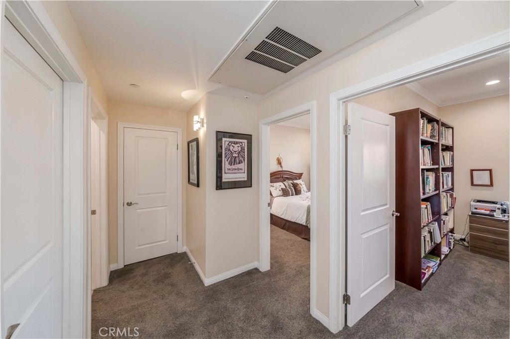 4821 Bakman Avenue 206