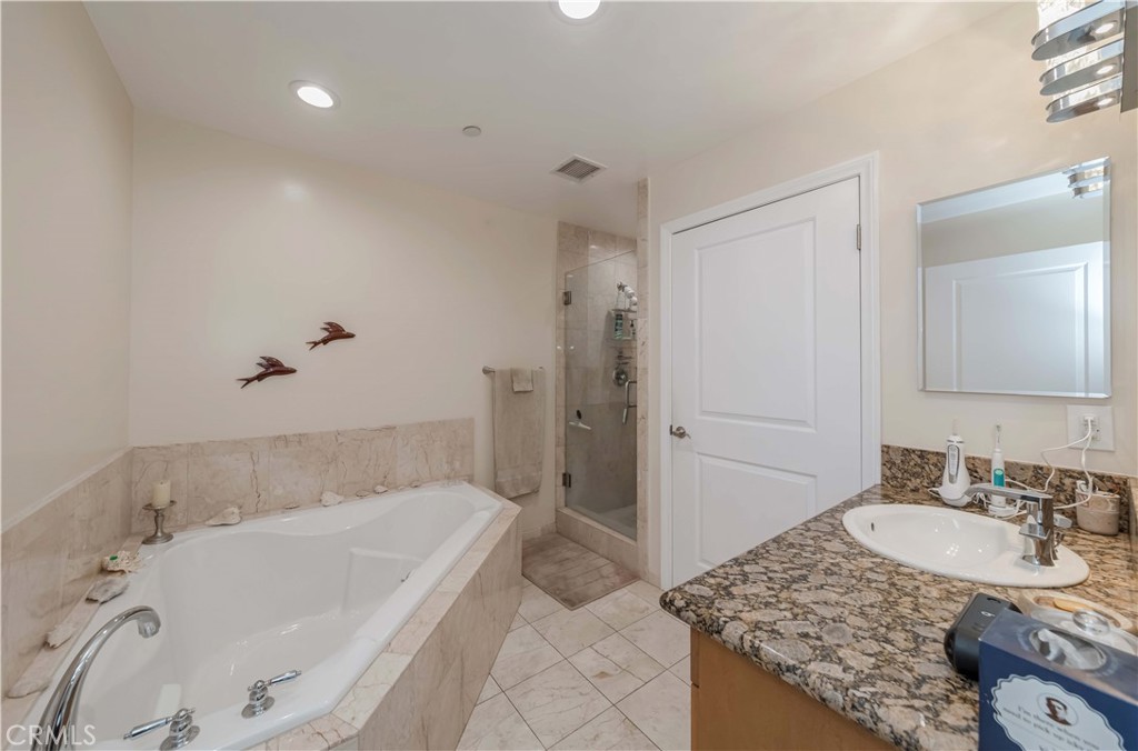 4821 Bakman Avenue 206