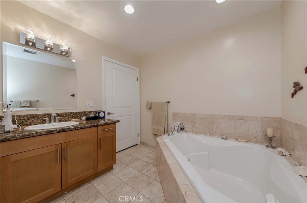 4821 Bakman Avenue 206