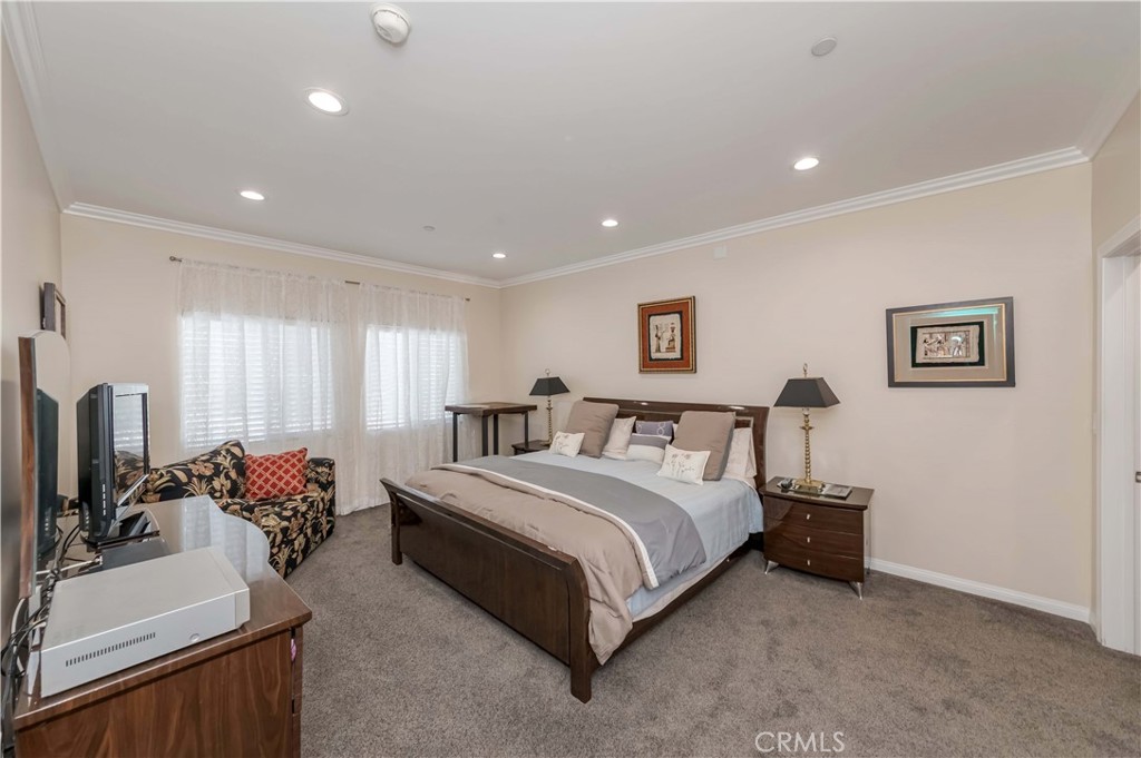 4821 Bakman Avenue 206