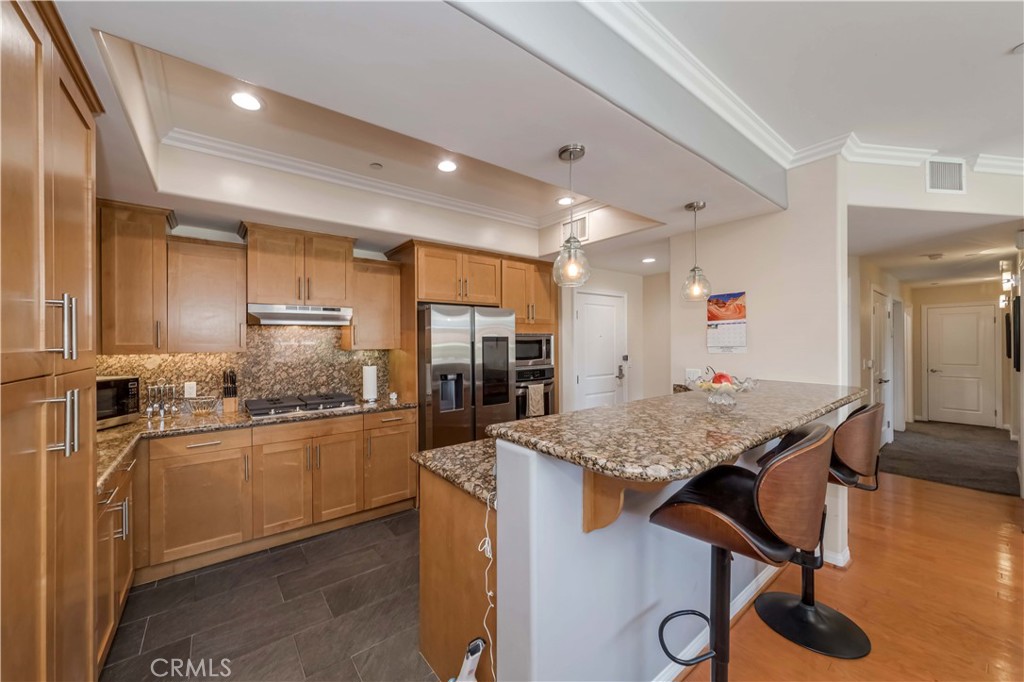 4821 Bakman Avenue 206